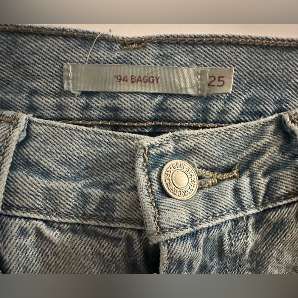 Levi's 94 Baggy jeans.